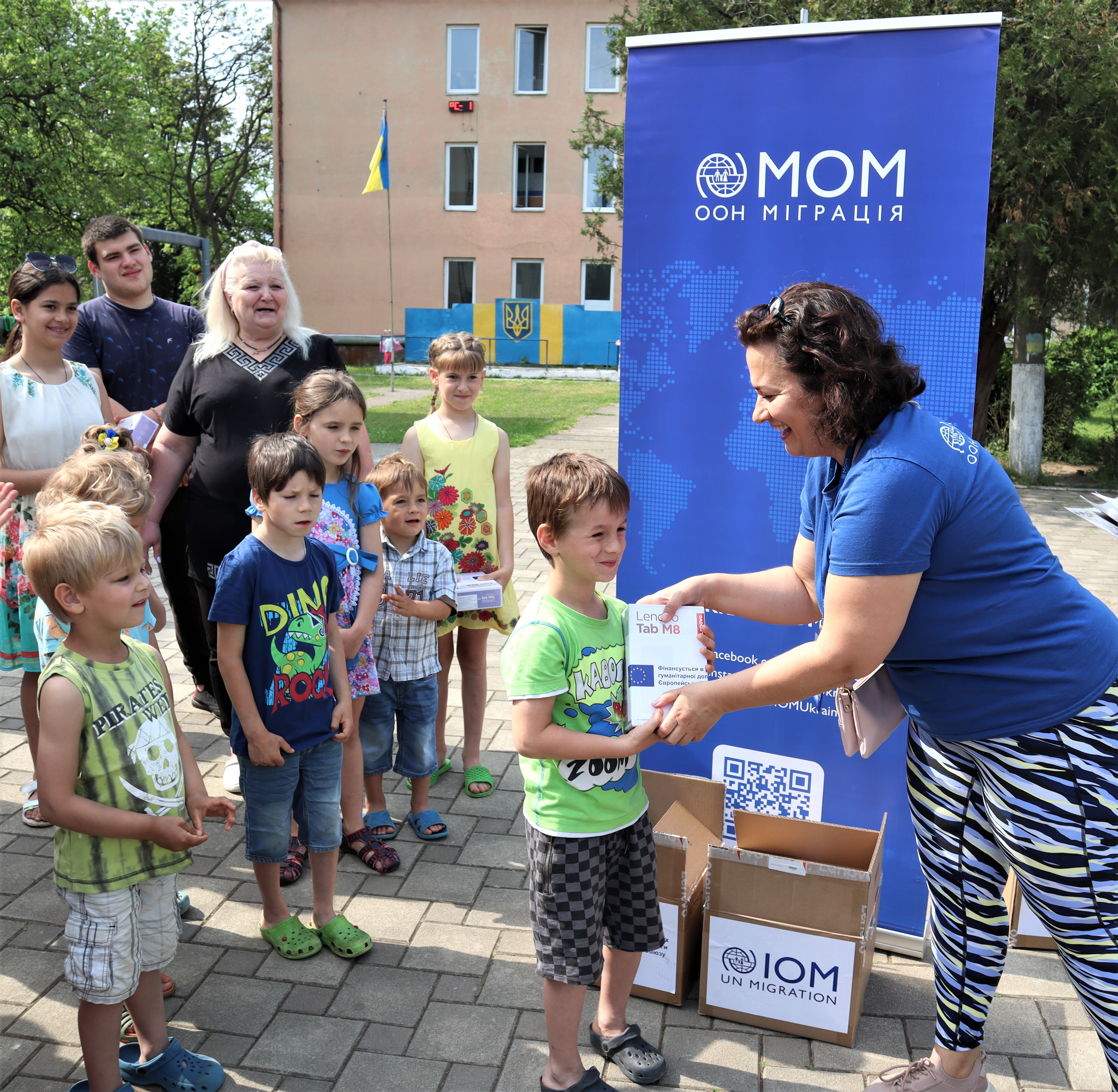Children receive tablets from IOM and EU in Zakarpattia