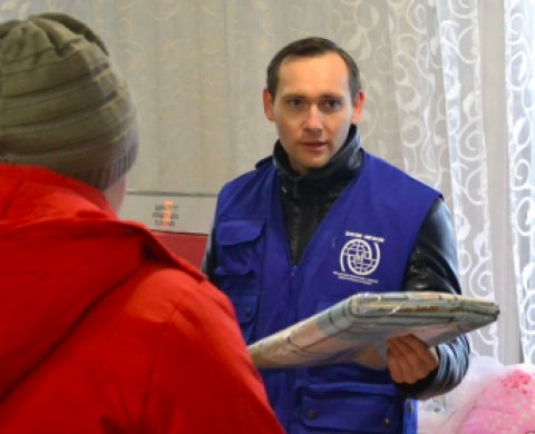 Aid distibution in Odesa: vulnerable IDPs getting bed linen and blankets